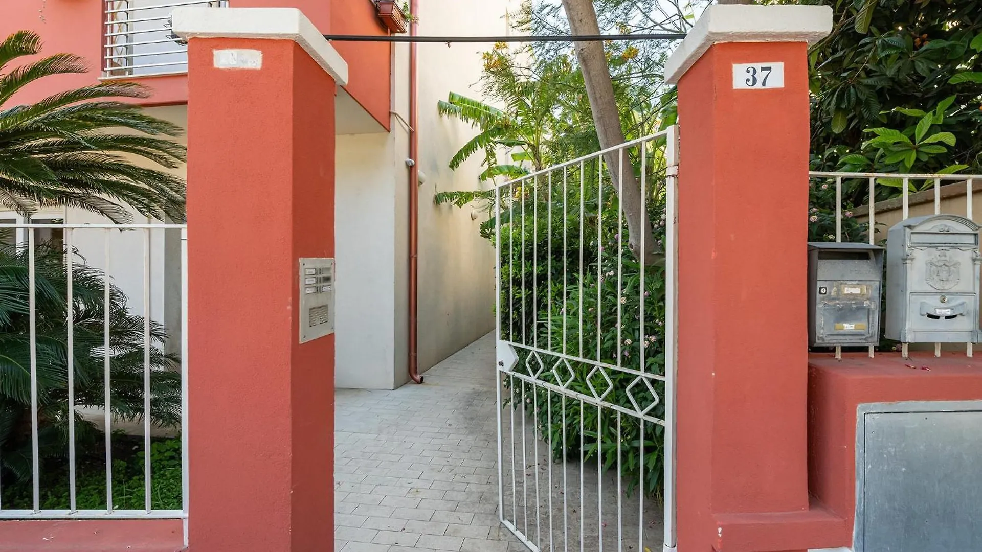 Monteverdi Apartments - Studio 1 Cagliari 0*,